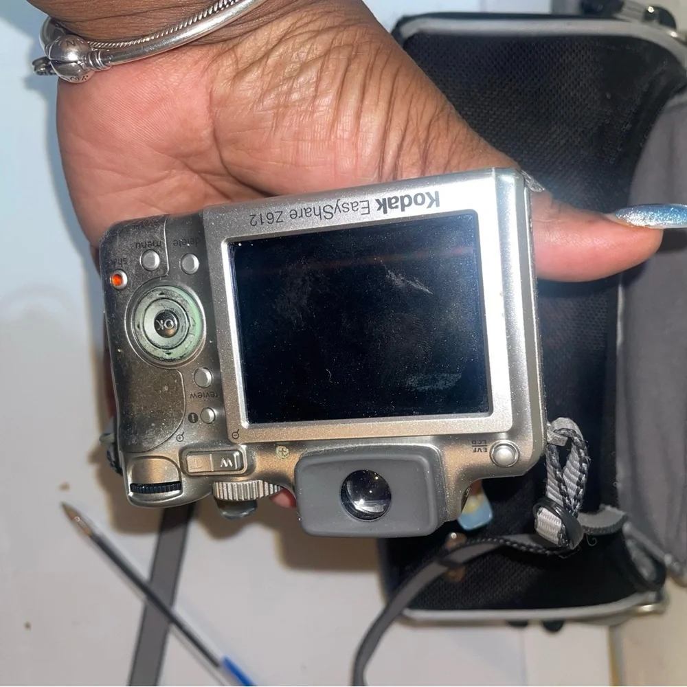 Kodak Silver Digital Camera with Lens Cap and travel case {NOT TESTED